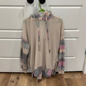 Thin, soft, thermal material hoodie. Semi bubble sleeve side slits.